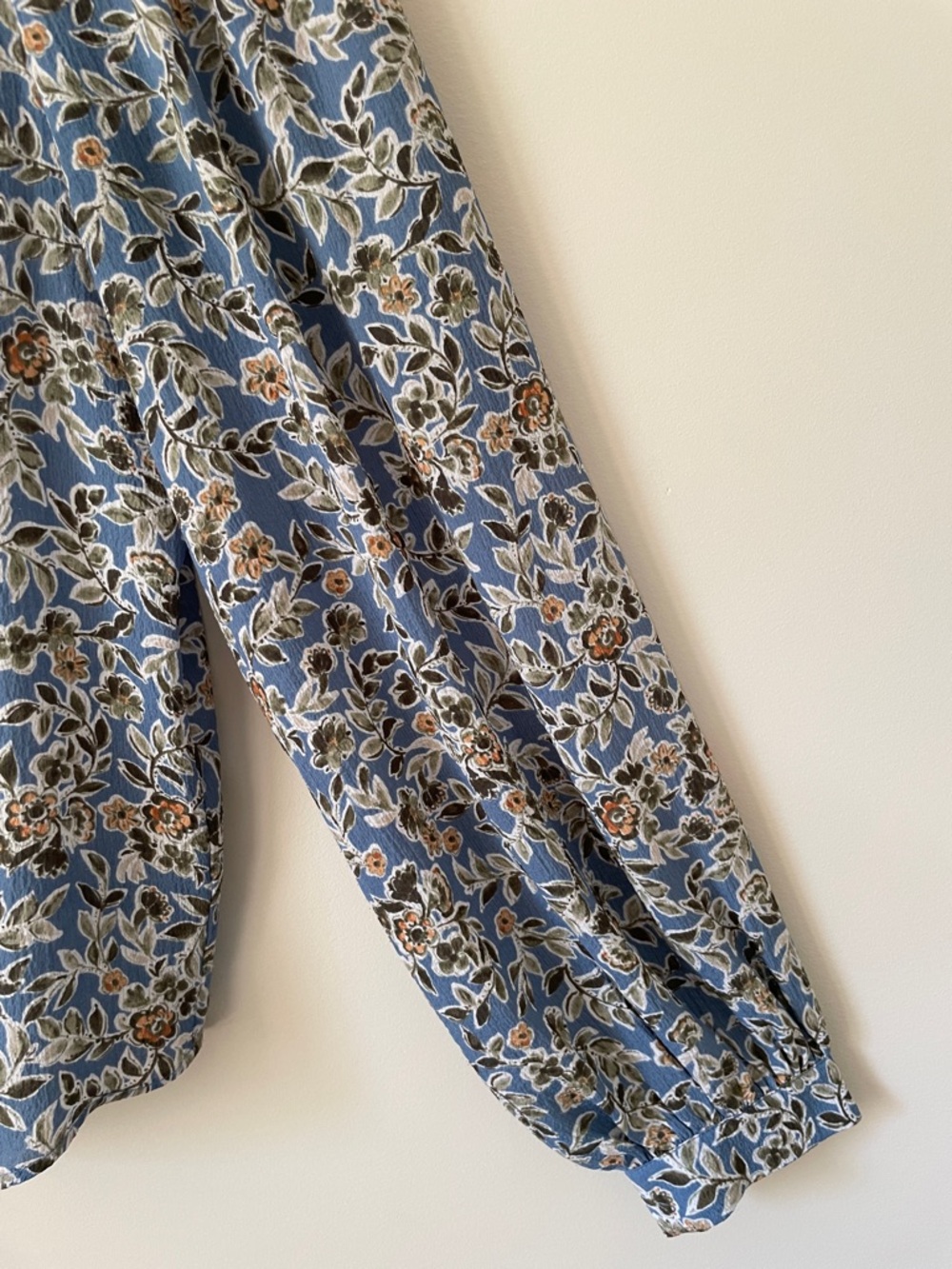 RW&CO. Blue Floral Button-Front Blouse - Picture 4 of 9